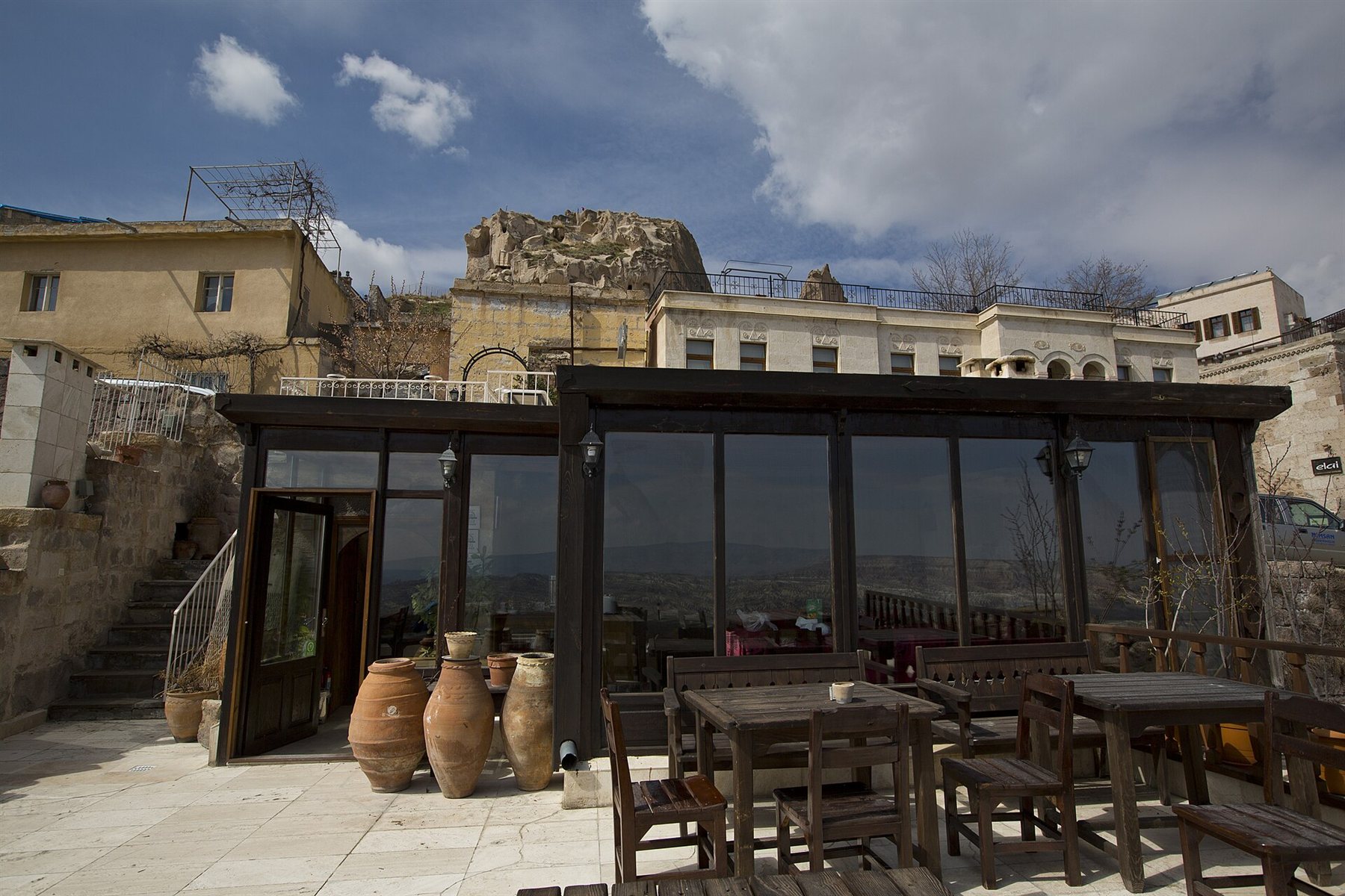 Kaya Otel mi Mağara Otel mi? Kapadokya Konaklamalarının Gerçek Farkları